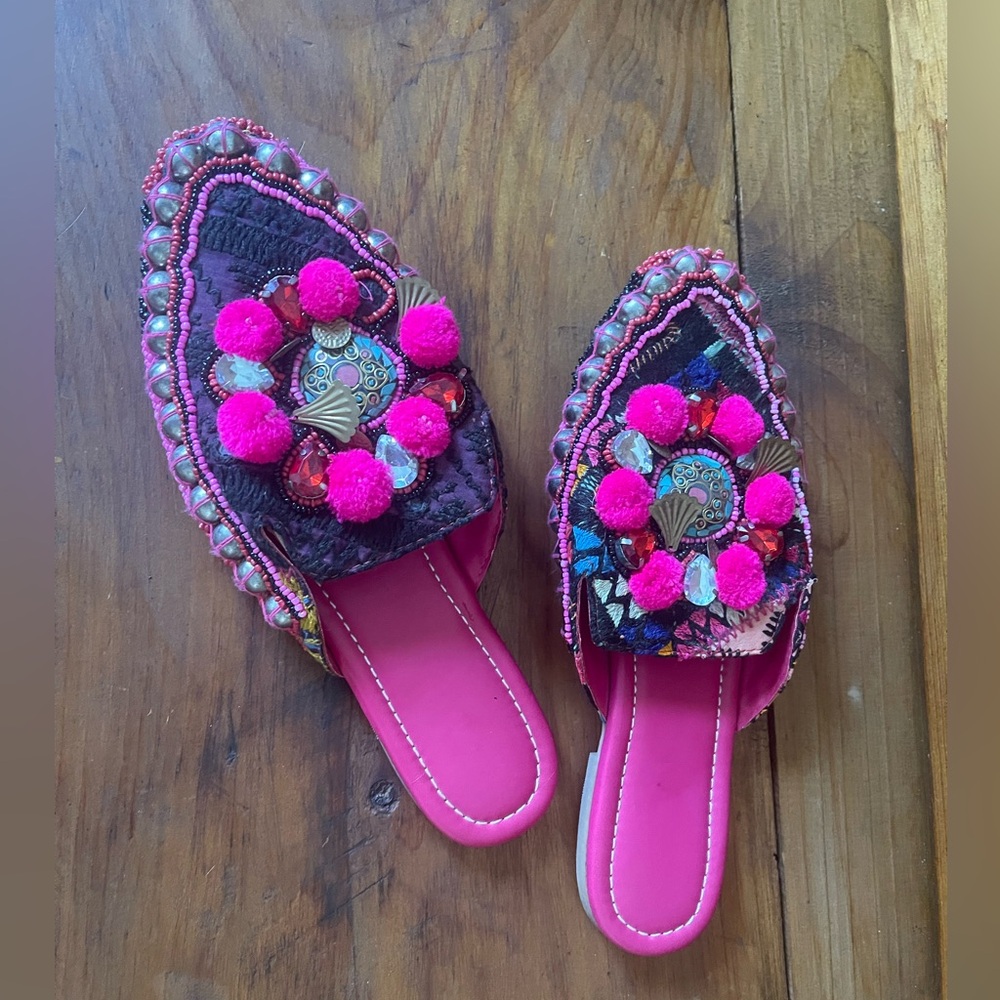 NIPULSHAH Pink beaded stud
Pointed toe Flat Sandals Size 38
TELECTRIC. ECLECTIC.